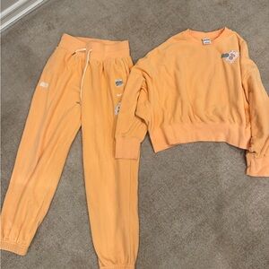Nike Peach Sweatpants and Sweatshirt Set